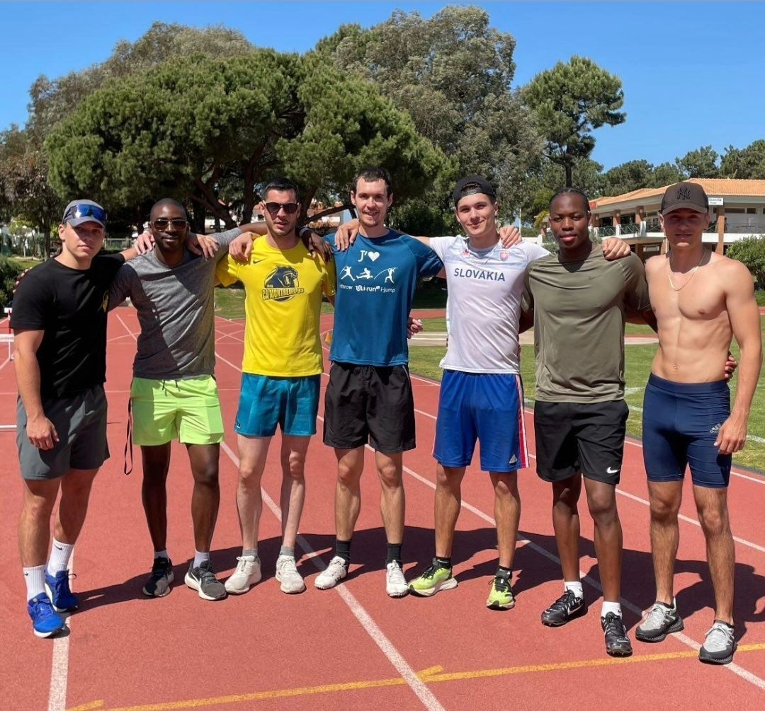 Sústredenie športovcov na atletickom kempe